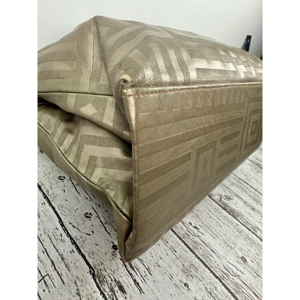 Vintage High Fashion Canada Gold Leather Shoulder Bag w/ Gold Chain Strap – Chic